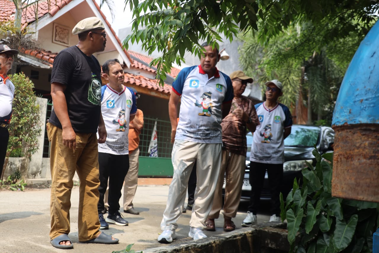 Dapati Laporan Warga, Tri Adhianto Cek Penyempitan Saluran Air di Perumahan Mandosi Permai Jatiluhur