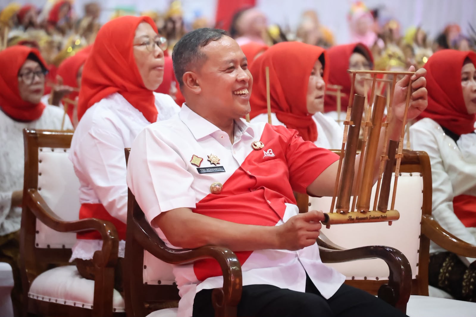 Hari Lansia Sedunia di Bekasi, 1.500 Lansia Ikut Fashion Show hingga Tampil Bermain Angklung
