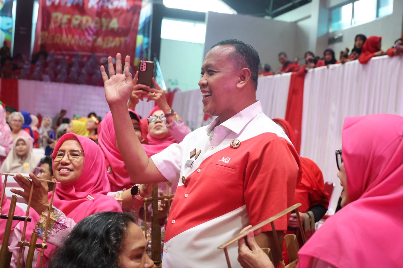 Hari Lansia Sedunia di Bekasi, 1.500 Lansia Ikut Fashion Show hingga Tampil Bermain Angklung