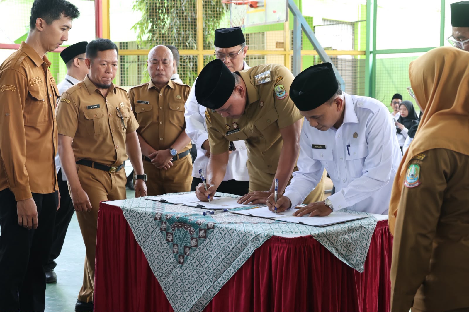 Hibah Aset Daerah Rp2,7M, Wali Kota Bekasi Serah Terima Kepada Kemenag Kota Bekasi