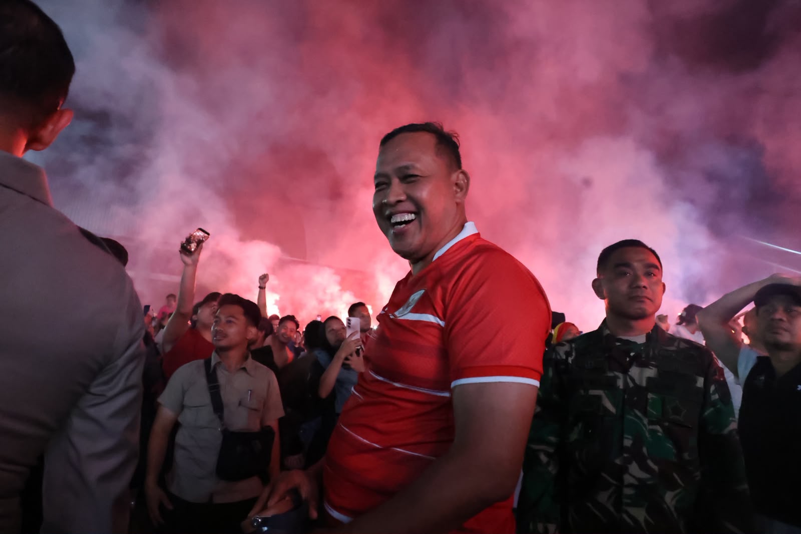 Saksikan Timnas Juara Bareng Warga, Tri Adhianto Bagi-Bagi Doorprize
