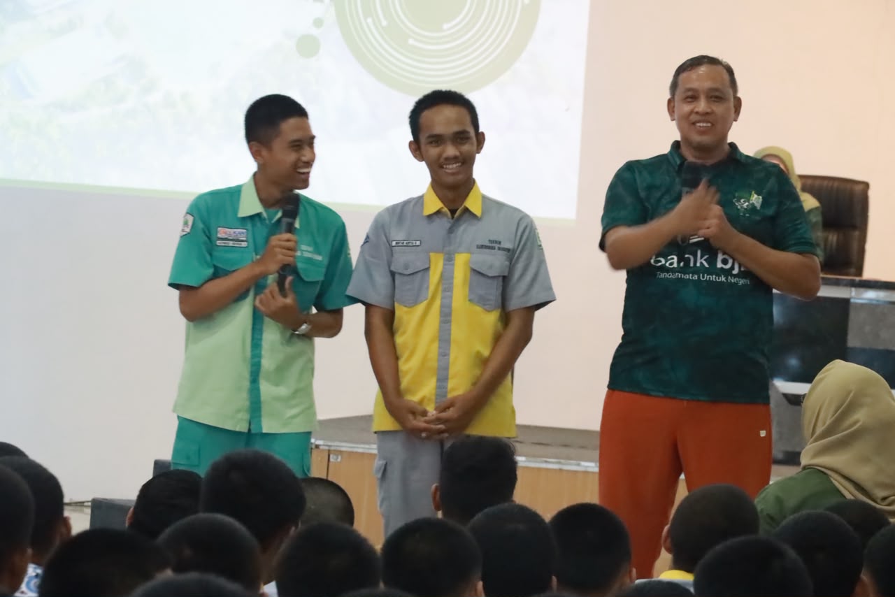 Tri Adhianto Sosialisasikan Peluang Kerja PSEL di SMKN 1 dan SMKN 2 Kota Bekasi