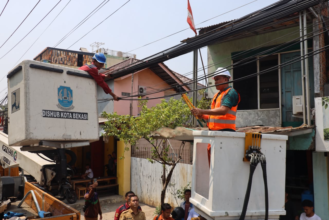 Giliran Jalan Pangeran Jayakarta, Wali Kota Bekasi Kembali Potong Kabel Udara Semrawut