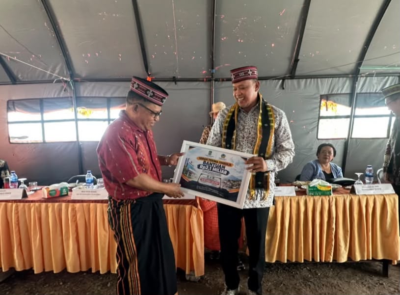 Tri Adhianto Serahkan Rp2,1 Miliar Bantuan Warga Bekasi untuk Bangun Rumah Sakit di NTT