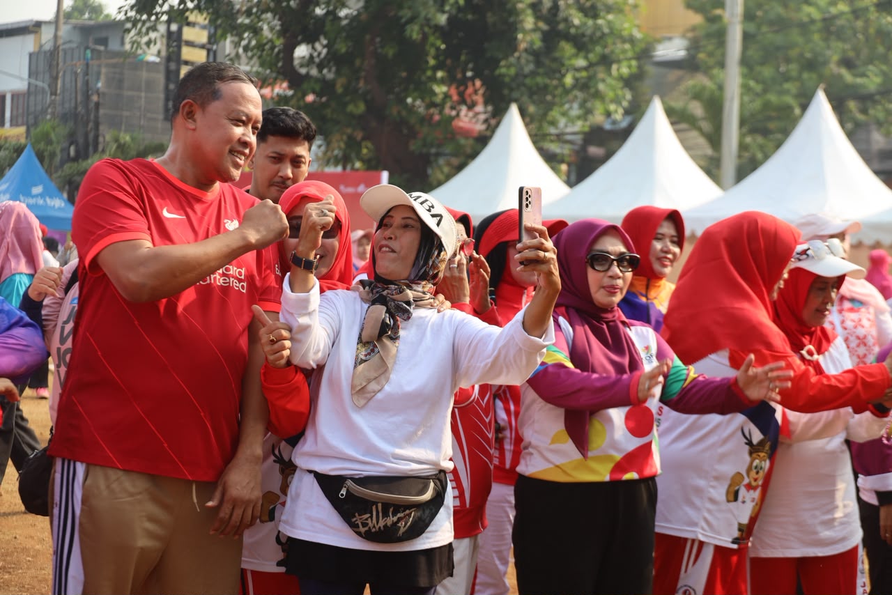 Hadir Senam di Pondok Gede, Tri Adhianto: Olahraga Kunci Masyarakat Sehat dan Produktif