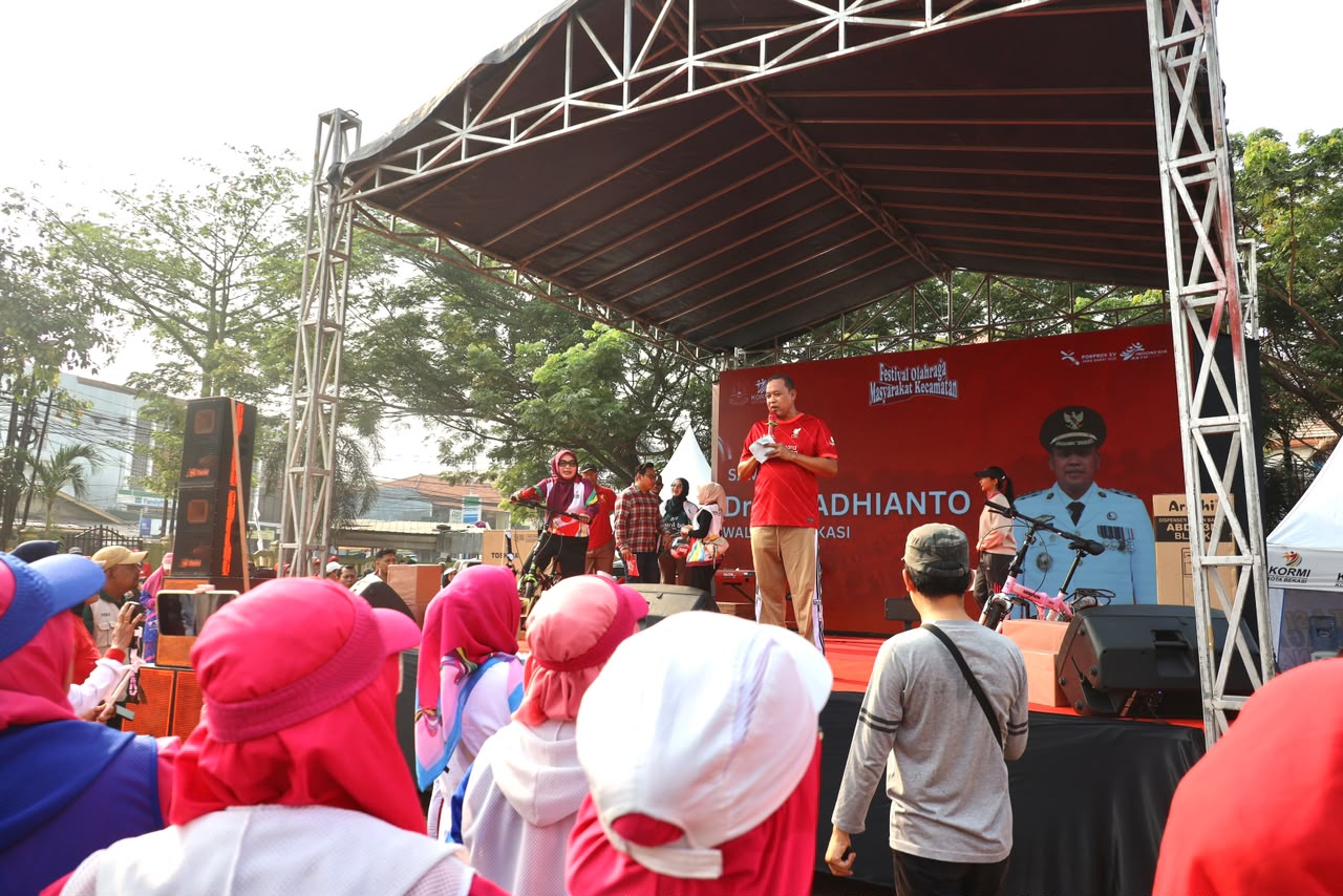 Hadir Senam di Pondok Gede, Tri Adhianto: Olahraga Kunci Masyarakat Sehat dan Produktif