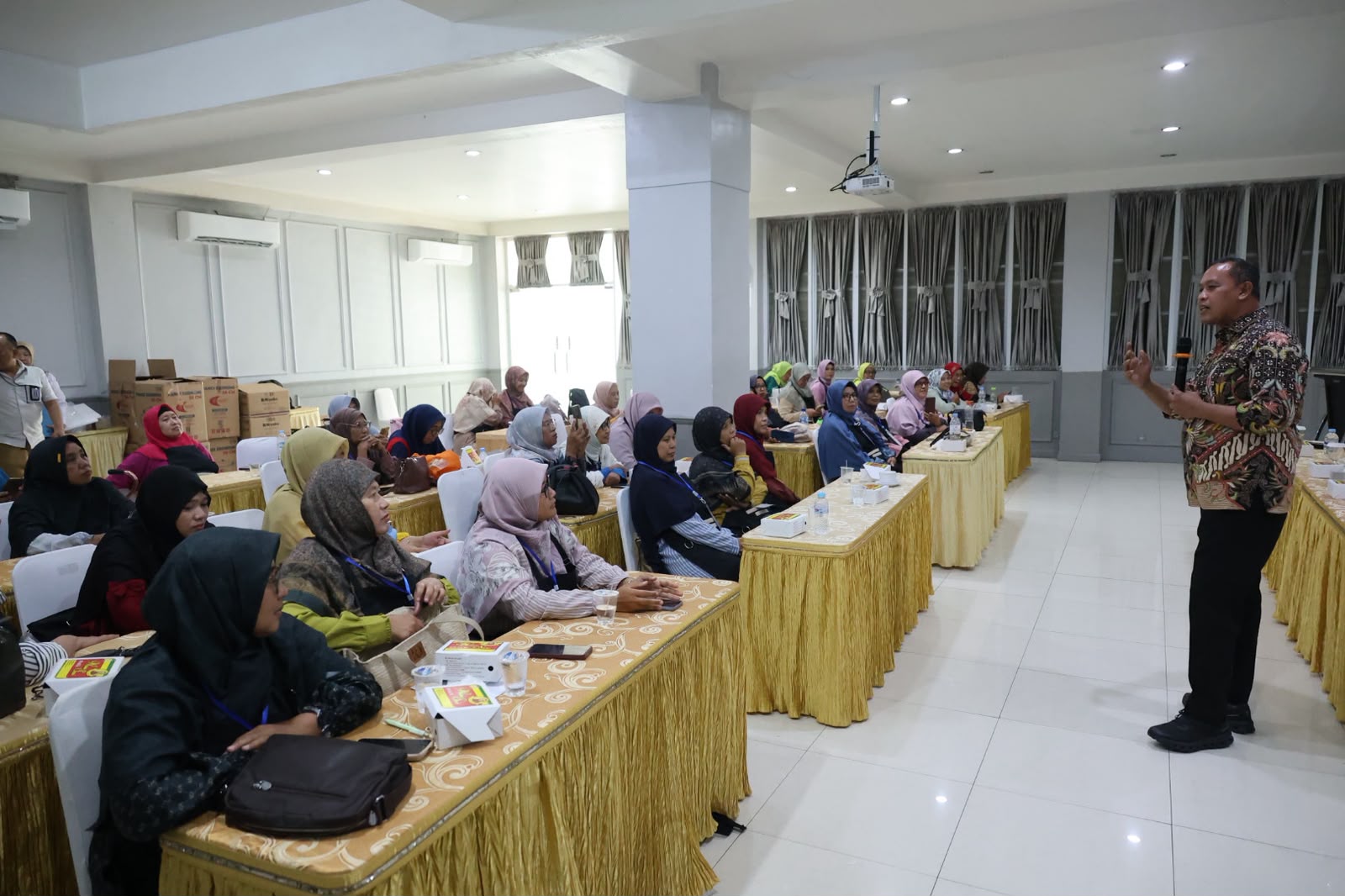 Bekali Pelaku Usaha dengan Peralatan, Tri Adhianto Dorong Pelaku UMKM Lebih Mandiri