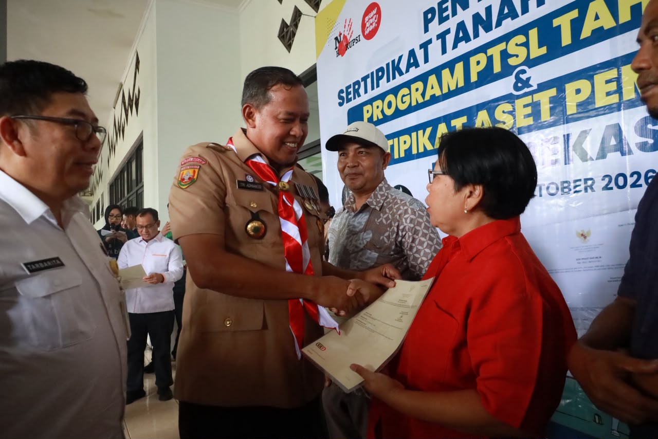 Serahkan 600 PTSL Warga Kota Bekasi, Tri Adhianto Pastian Surat Kepemilikan Tanah Warga