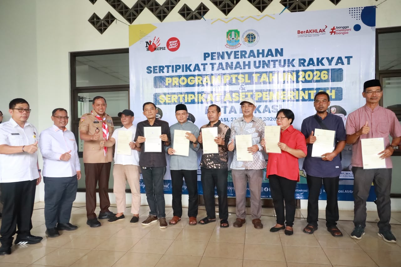 Serahkan 600 PTSL Warga Kota Bekasi, Tri Adhianto Pastian Surat Kepemilikan Tanah Warga