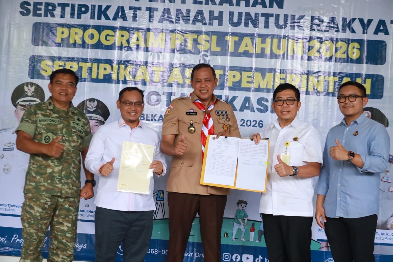 Serahkan 600 PTSL Warga Kota Bekasi, Tri Adhianto Pastian Surat Kepemilikan Tanah Warga