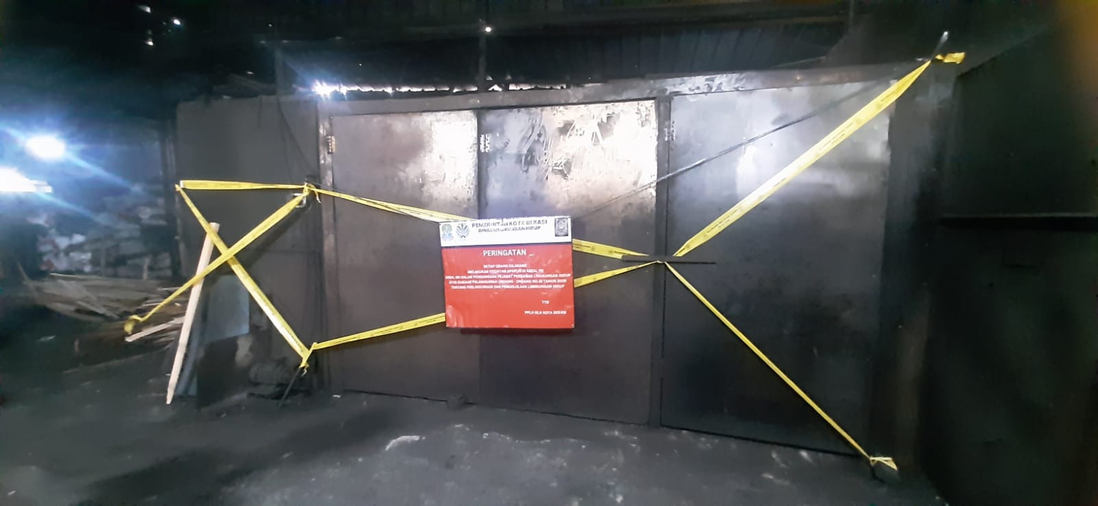Tegakkan Aturan Lingkungan, Gakkum DLH Kota Bekasi Segel Pabrik Arang di Sumur Batu