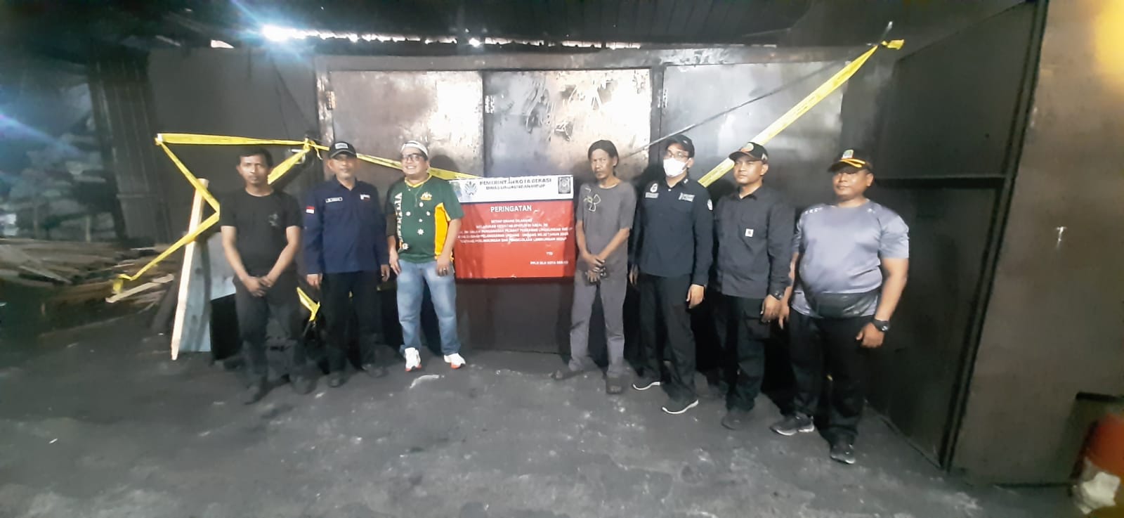 Tegakkan Aturan Lingkungan, Gakkum DLH Kota Bekasi Segel Pabrik Arang di Sumur Batu