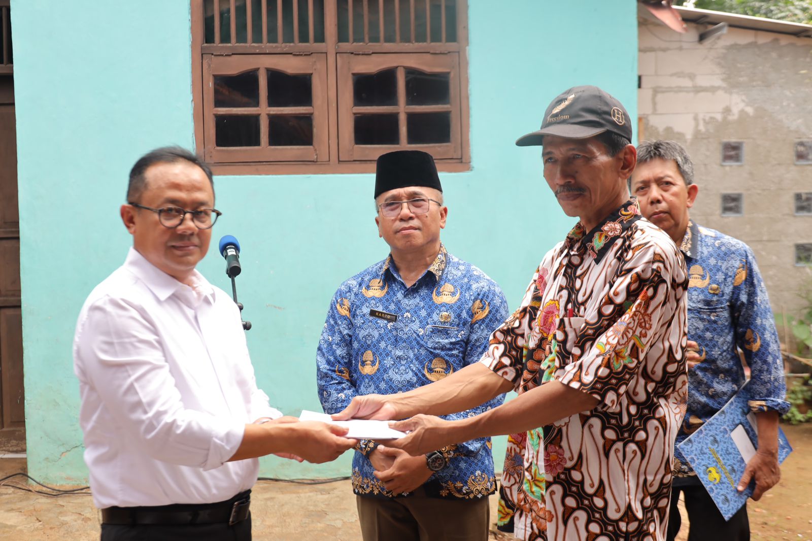 Pj. Wali Kota Bekasi Serahkan Bantuan Perbaikan Rutilahu dari KORPRI di Kecamatan Pondok Melati