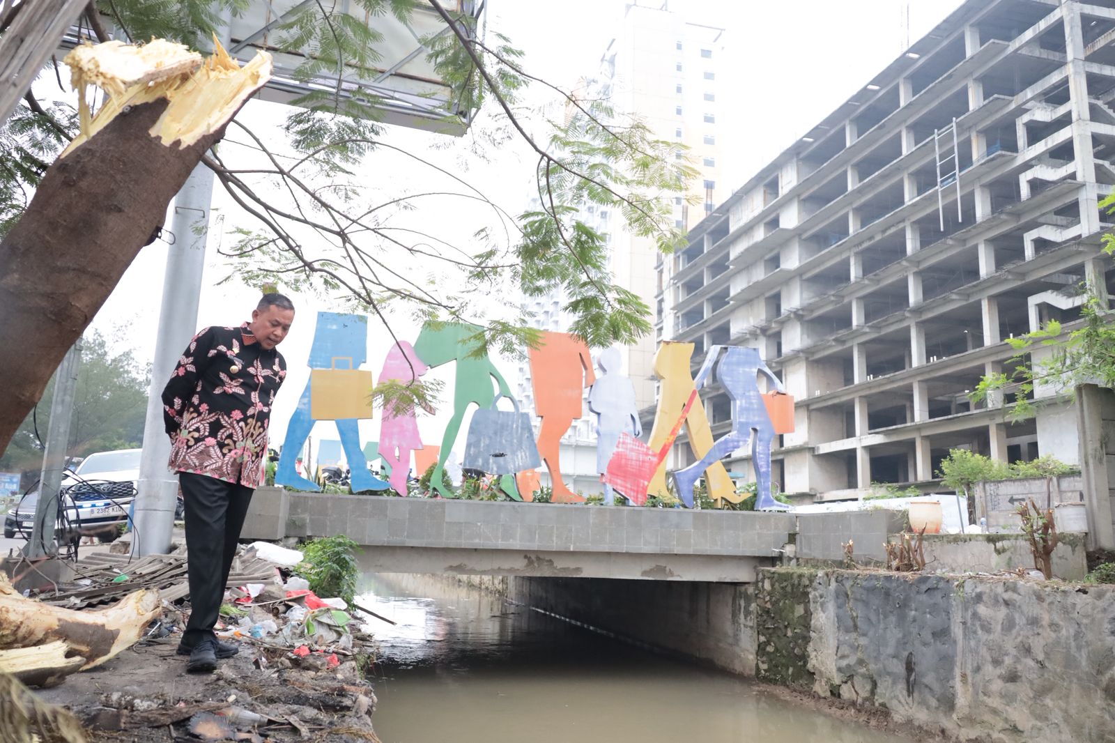 Bangunan Liar Dibongkar, Pedagang Ditertibkan,  Tri Adhianto Tinjau Pengerukan Kali Teluk Pucung