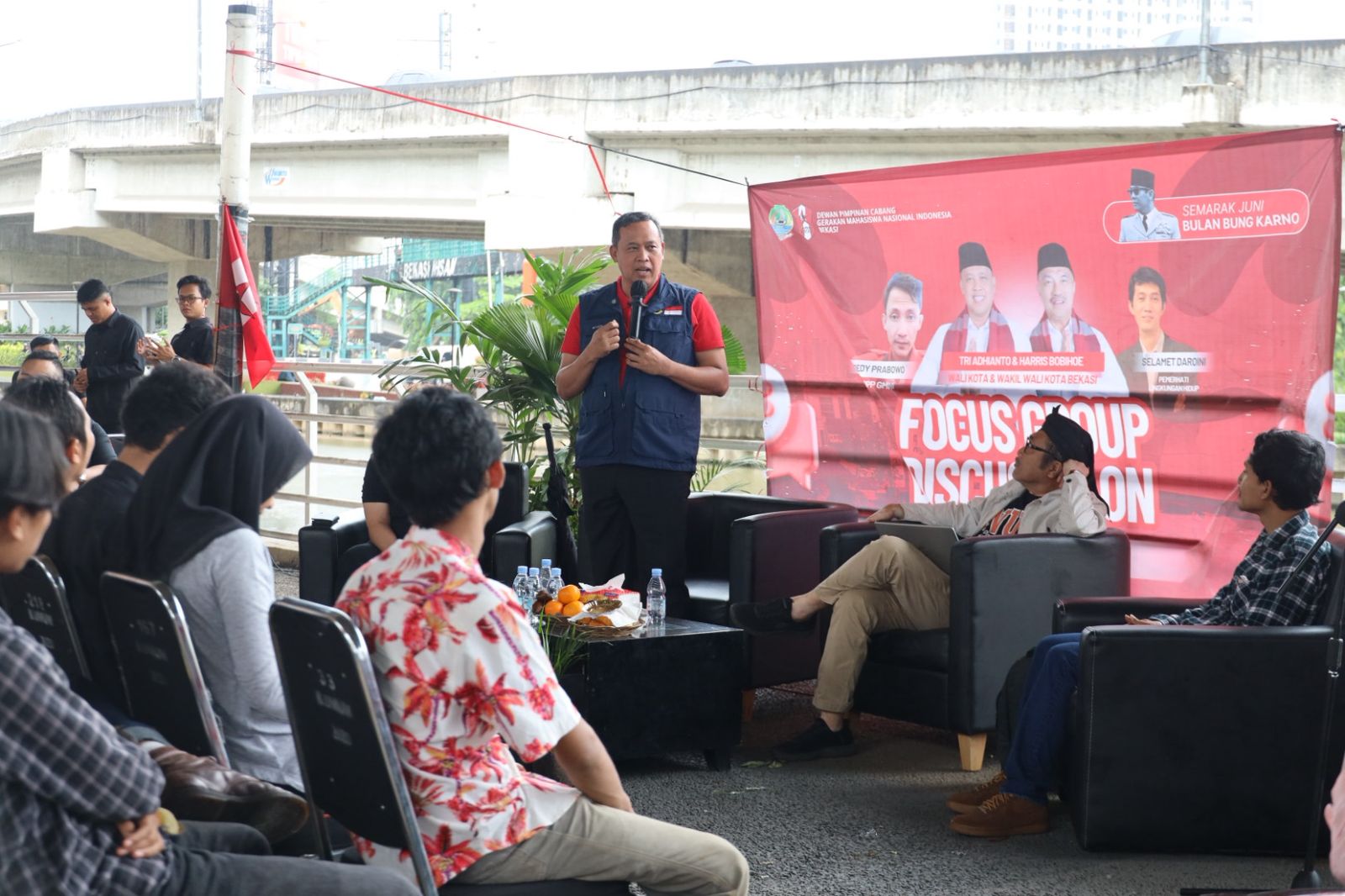 Mahasiswa Diskusi Bareng Walikota Bekasi di bawah Fly Over Bahas Ruang Publik