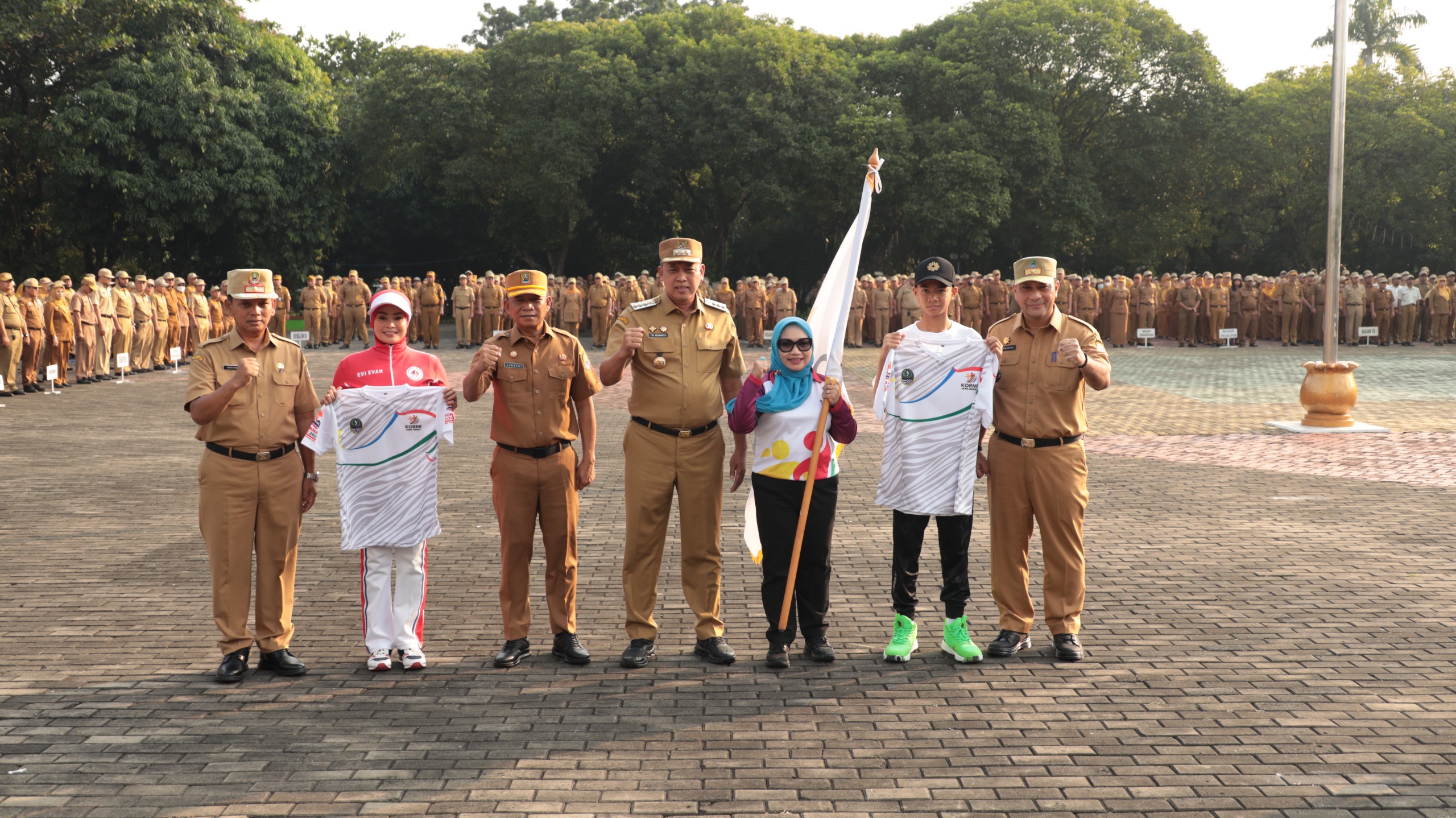 Wali Kota Bekasi Tri Adhianto Lepas Kontingen KORMI Kota Bekasi untuk FORNAS VIII NTB