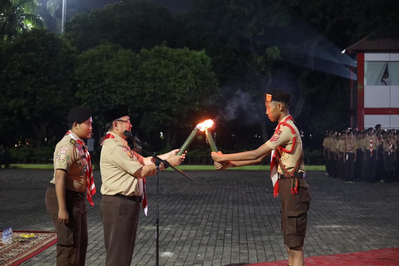 Pesan Wawali Harris Bobihoe Saat Menjadi Pembina Upacara Penyalaan Api Unggun