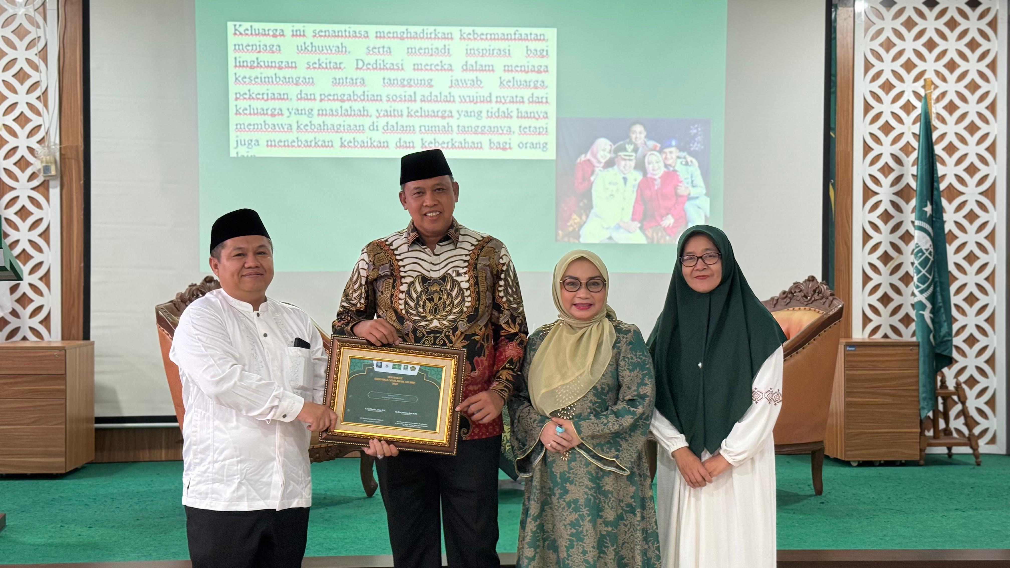 Tri Adhianto dan Wiwiek Hargono Terima Anugerah Keluarga Termaslahat dari LKKNU