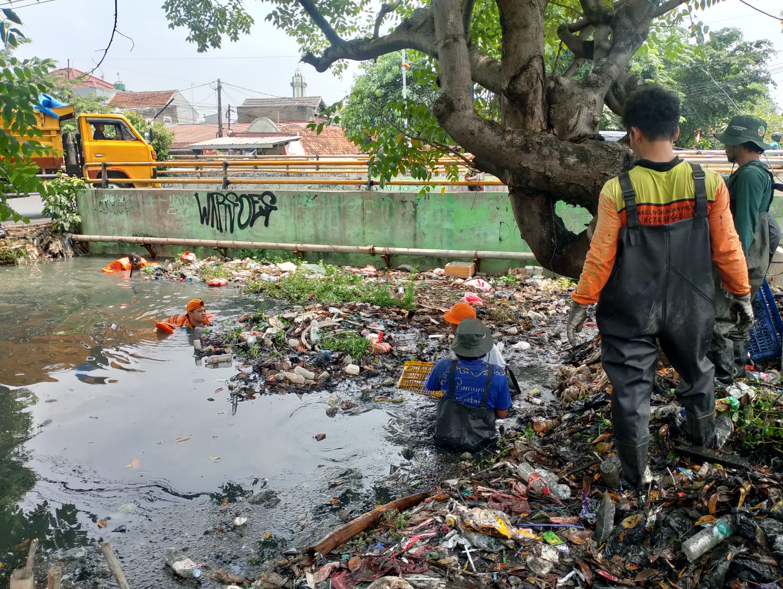 DLH Kota Bekasi Respon Cepat Aduan Warga, Bersihkan Sampah di Saluran Drainase Kali Underpass