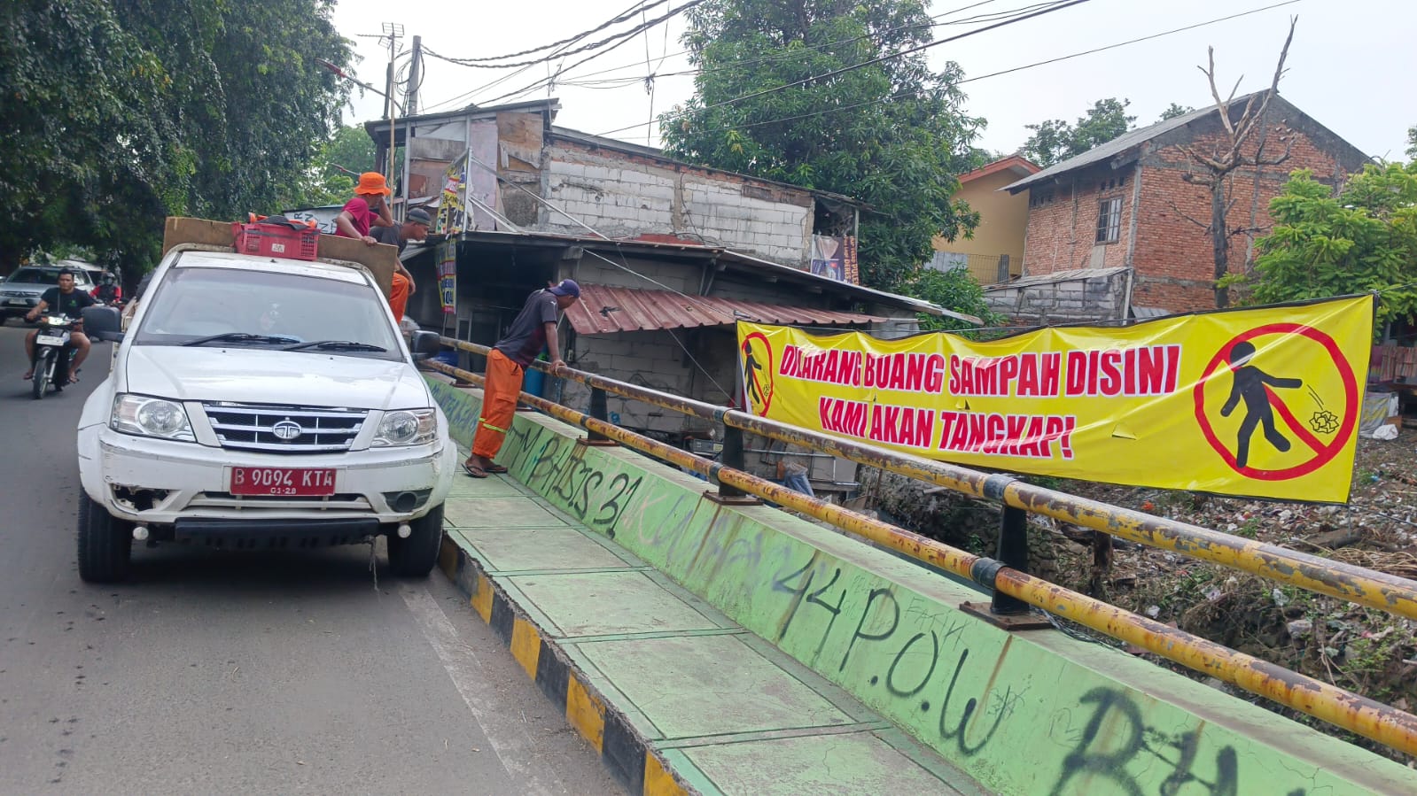 Warga Pasang Spanduk Larangan Buang Sampah Liar di RW 02 Kelurahan Kali Baru Medan Satria