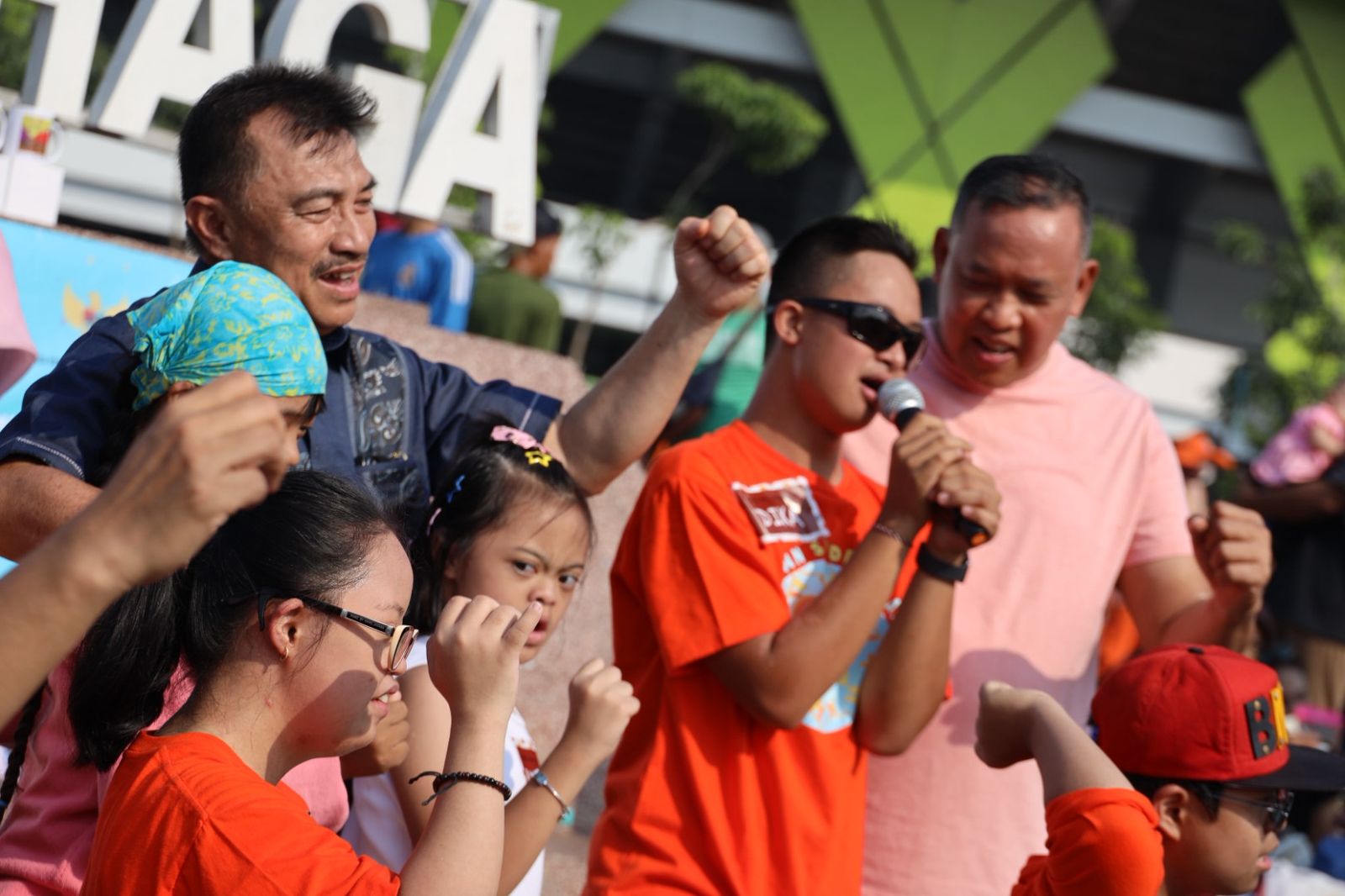 Wali dan Wakil Wali Kota Bekasi Nyanyi Bersama Anak Down Syndrome di CFD Kota Bekasi