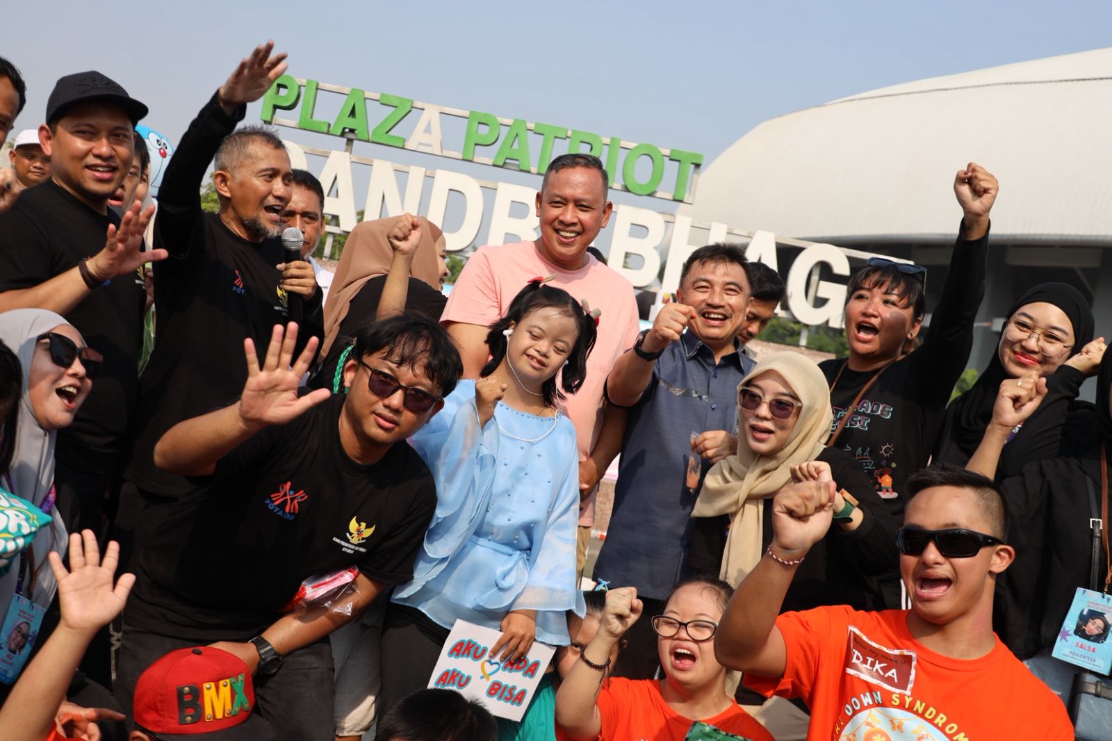 Wali dan Wakil Wali Kota Bekasi Nyanyi Bersama Anak Down Syndrome di CFD Kota Bekasi