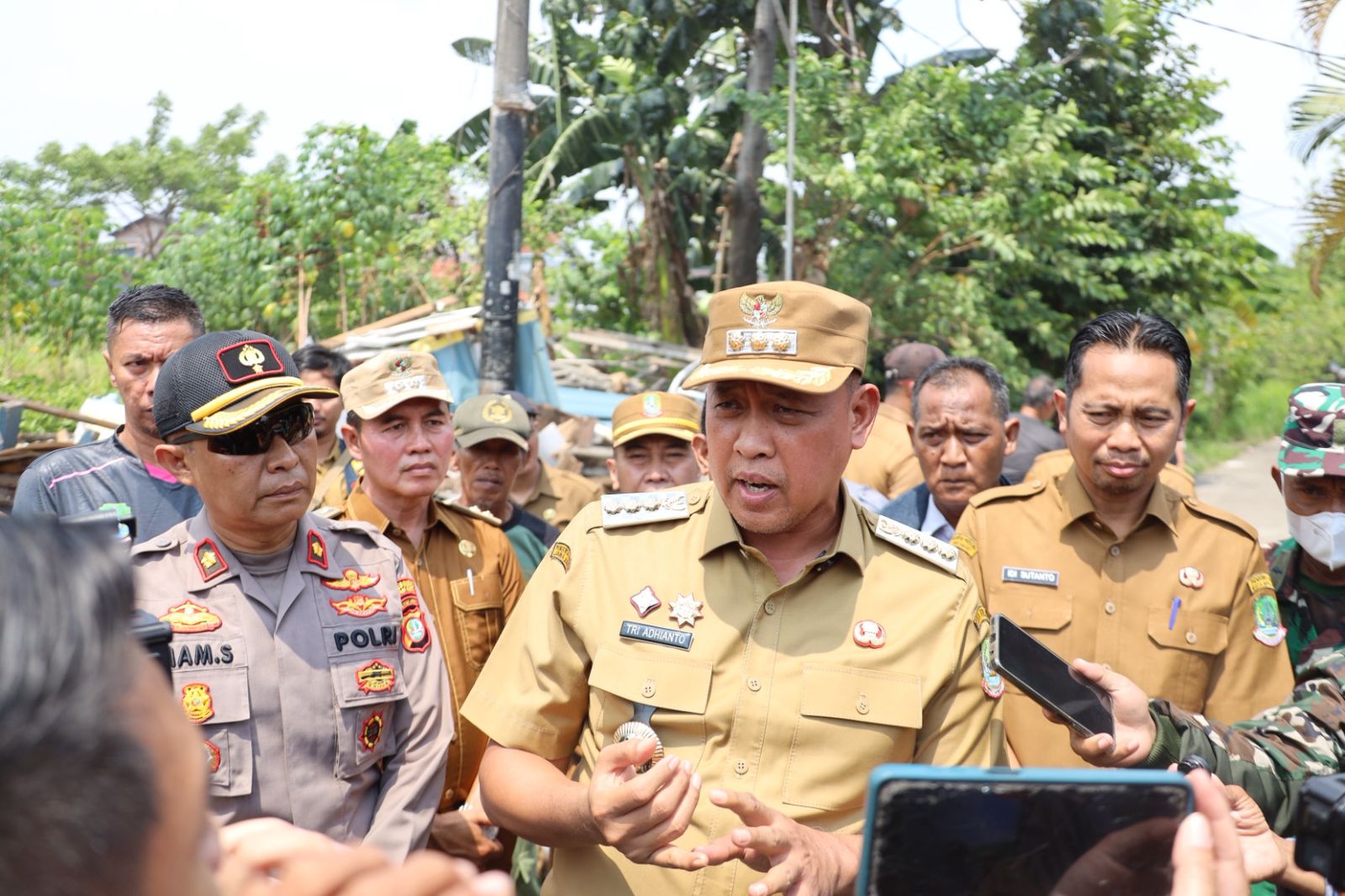Wali Kota Bekasi Pantau Penertiban 300 Bangunan di Atas Saluran PJT di Wisma Asri