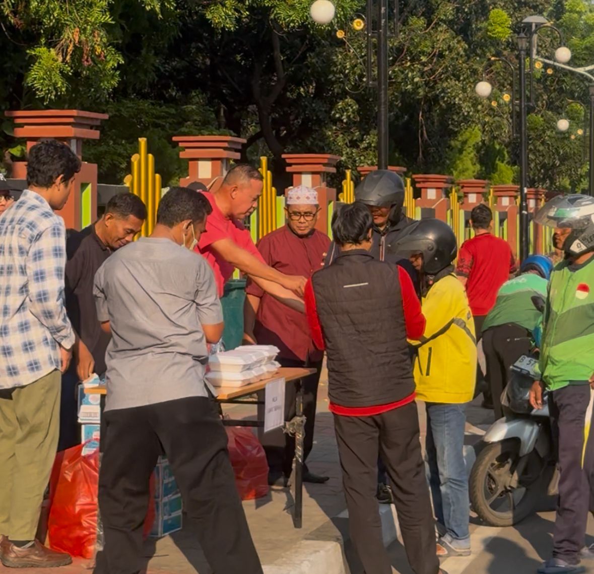 Gelar Jumat Berkah, Wali Kota Tri Adhianto Bagikan Makanan untuk Warga dan Ojol