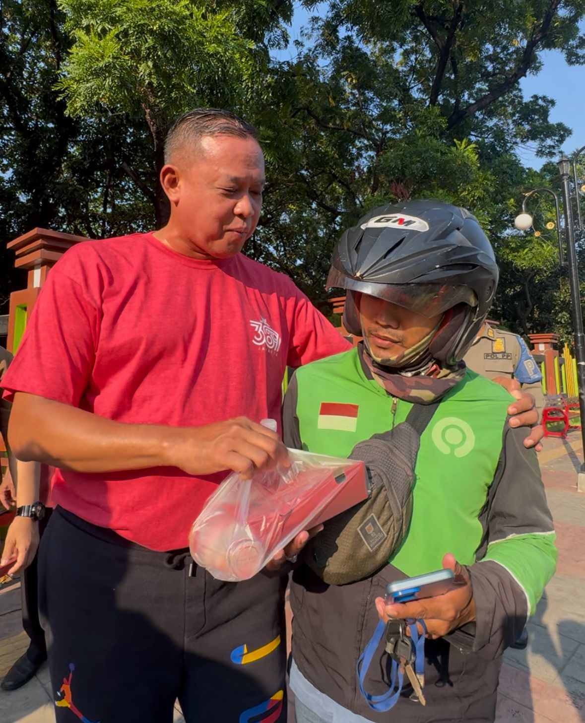 Gelar Jumat Berkah, Wali Kota Tri Adhianto Bagikan Makanan untuk Warga dan Ojol