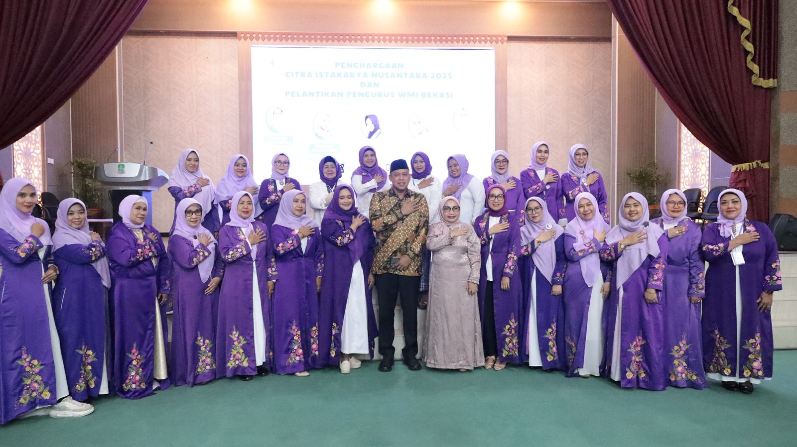 Pelantikan Pengurus Wanita Muslimah Indonesia, Wiwiek Hargono Terima Citra Istakarya Nusantara 2025