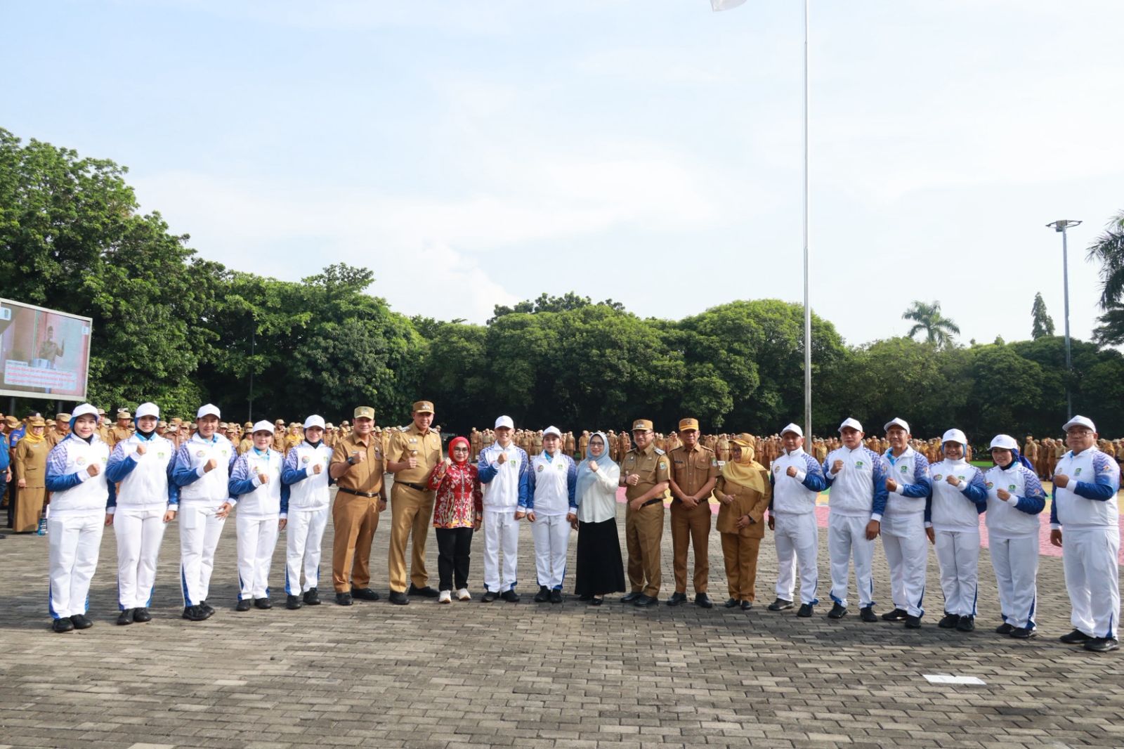 Apel Pagi, Wali Kota Serahkan Beberapa Penghargaan dan Lepas Atlet HAORNAS