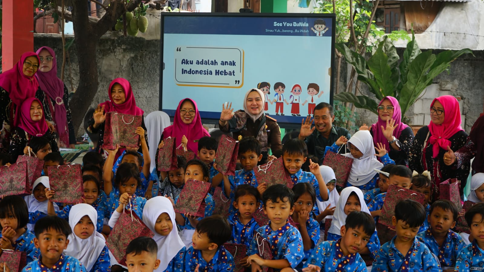 Kajari dan Kepala Dinas Pendidikan Uji Coba Interactive Flat Panel (IFP) Program Presiden RI