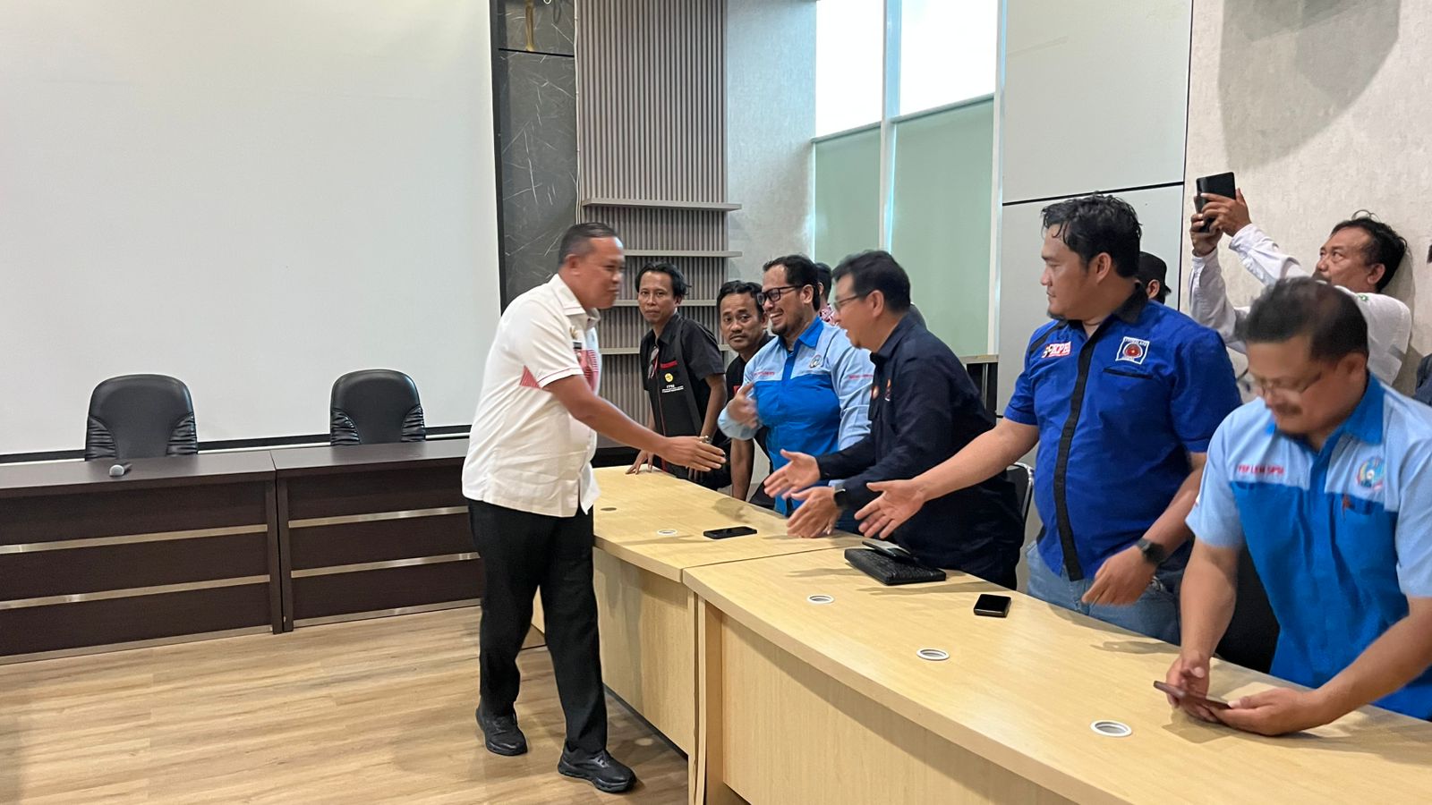 Tri Adhianto Temui Massa Aksi, Tegaskan Kebijakan UMK Pertimbangkan Aspek Ekonomi Secara Menyeluruh