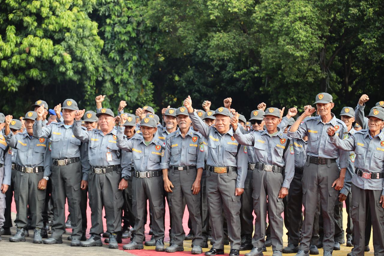 Wawali Harris Bobihoe Berbagi Kebahagiaan Di Momentum Apel Akbar Satlinmas