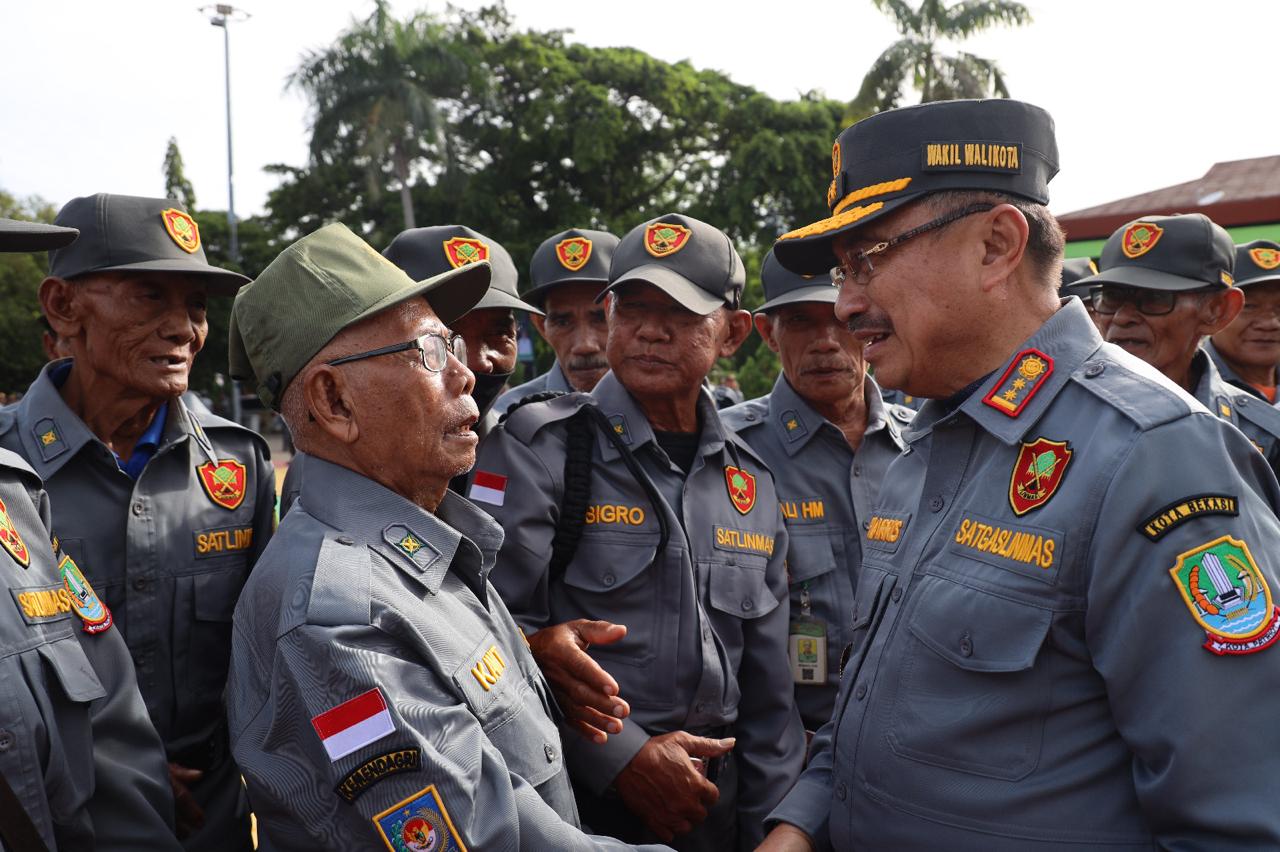 Wawali Harris Bobihoe Berbagi Kebahagiaan Di Momentum Apel Akbar Satlinmas