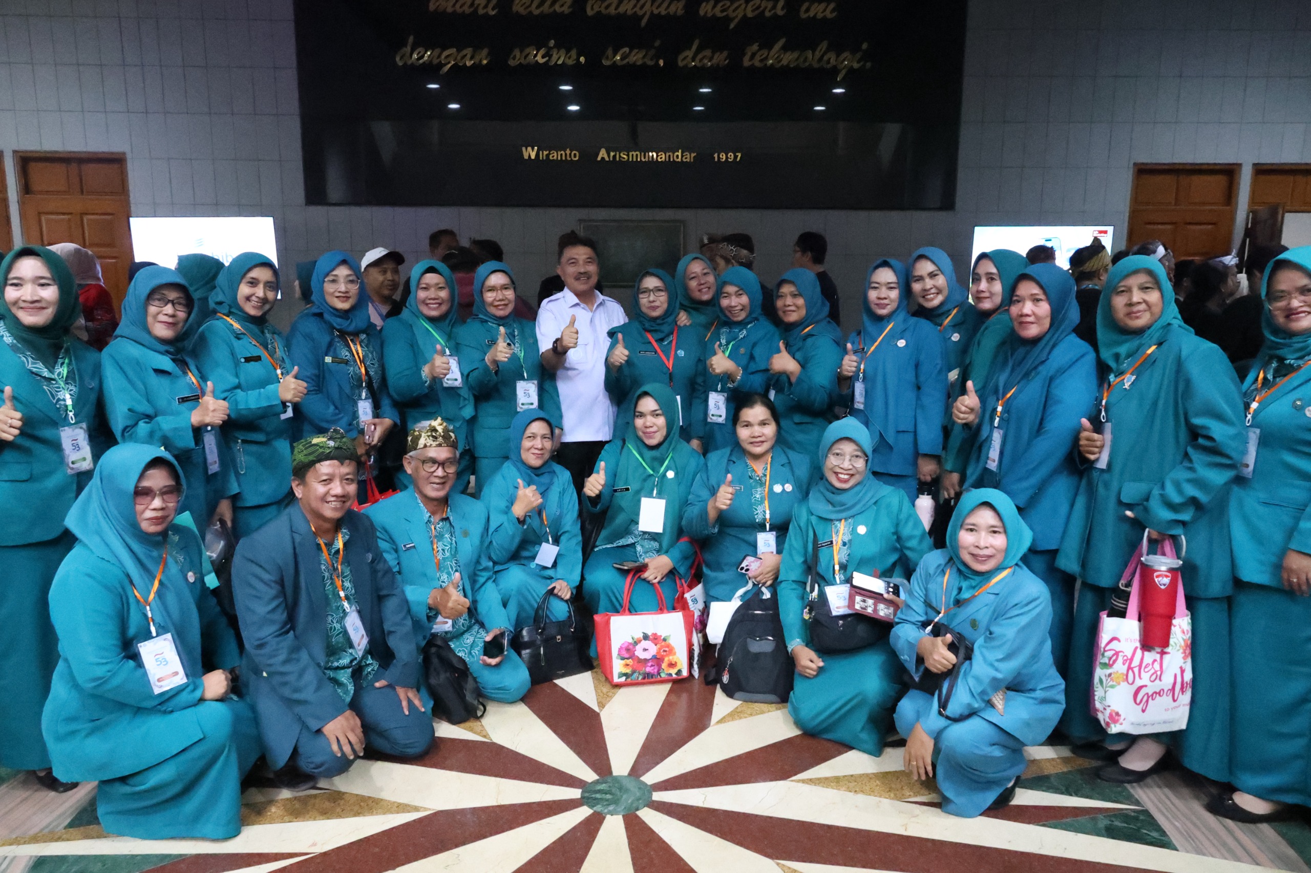 PKK Kota Bekasi Hadiri Puncak Peringatan HKG PKK ke-53 Jawa Barat di Bandung