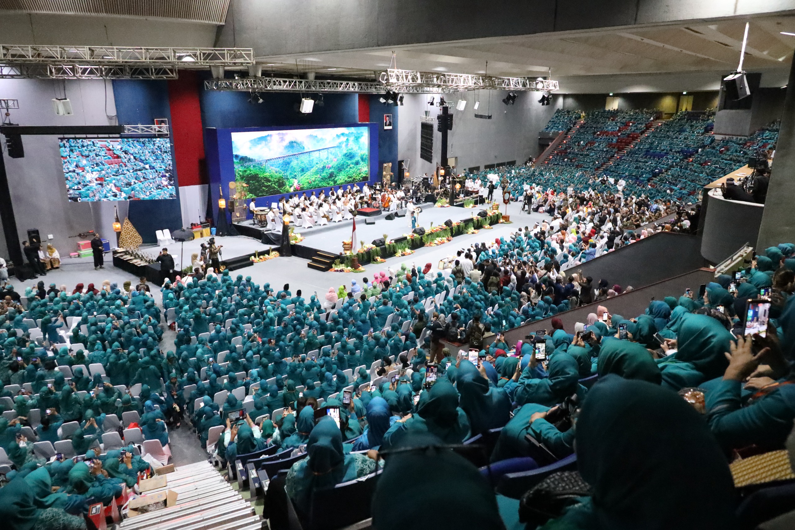 PKK Kota Bekasi Hadiri Puncak Peringatan HKG PKK ke-53 Jawa Barat di Bandung