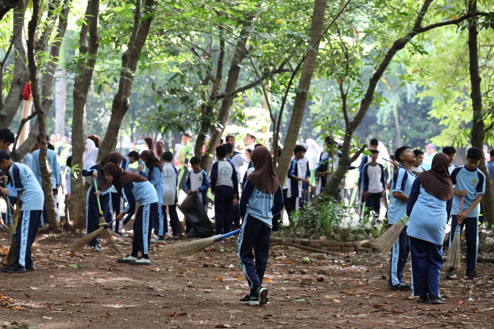 Wali Kota Bekasi dan 300 Siswa Ambil Bagian Aksi Bersih-Bersih Taman Hutan Kota Bekasi