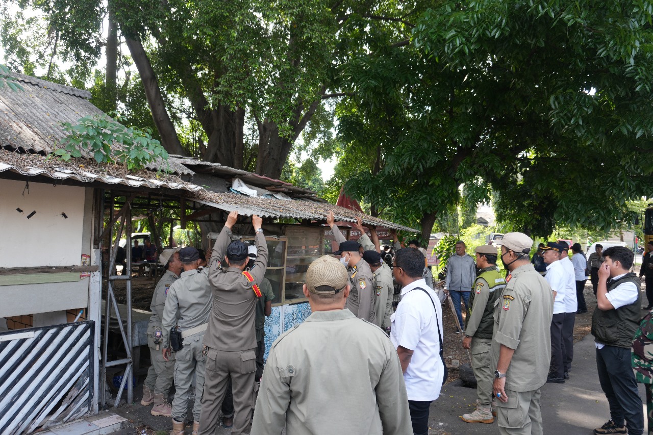 PEMKOT BEKASI TERTIBKAN BANGUNAN LIAR WILAYAH KELURAHAN DURENJAYA