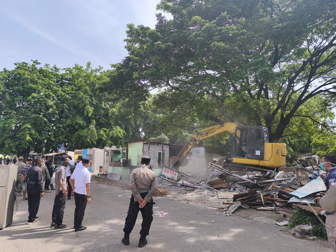 PEMKOT BEKASI TERTIBKAN BANGUNAN LIAR WILAYAH KELURAHAN DURENJAYA