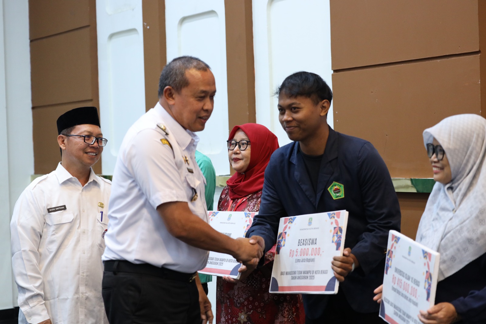 Wali Kota Bekasi Serahkan Beasiswa bagi Mahasiswa/i Tidak Mampu, Perluas Akses Pendidikan Tinggi