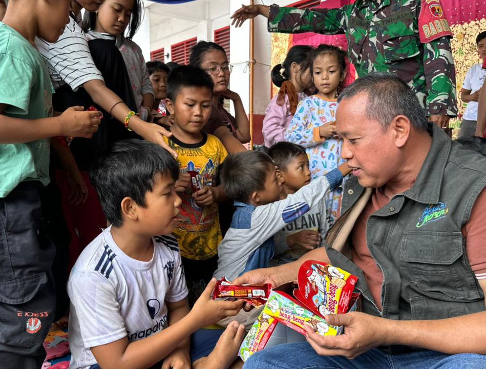 Hadir di Sumbar, Tri Adhianto Serahkan Bantuan sambil berkoordinasi dengan KDM