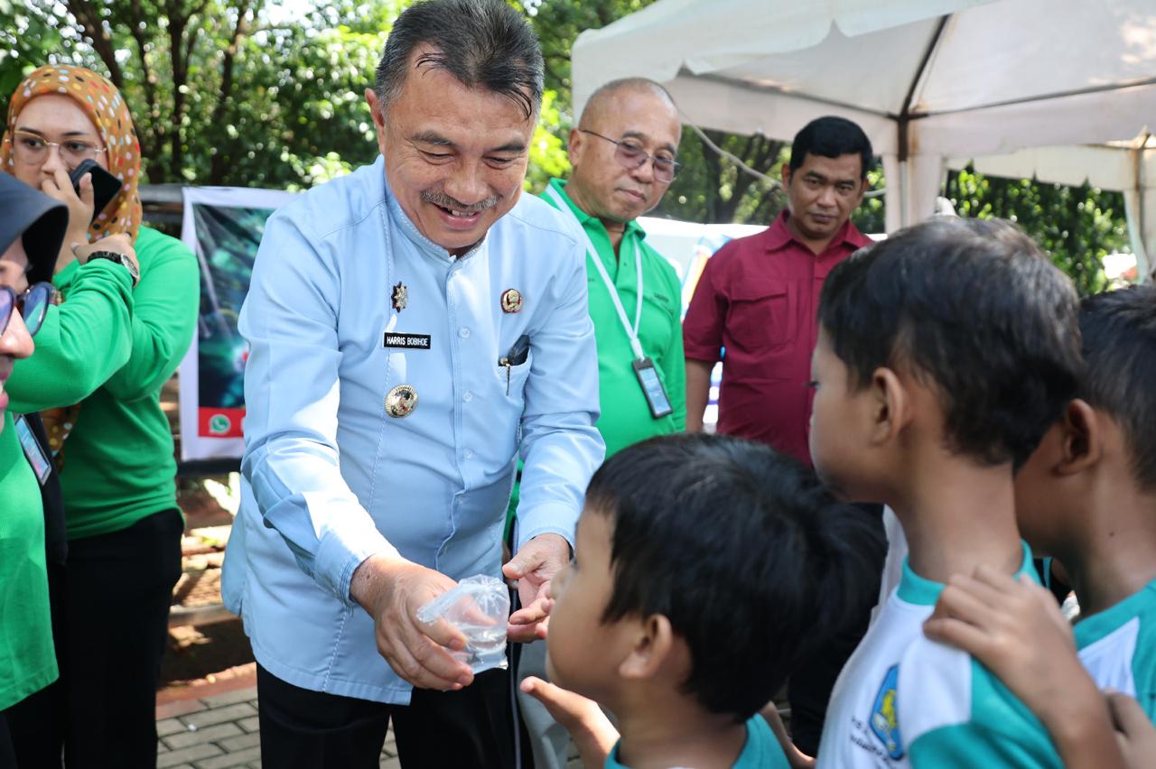 Kegembiraan Siswa Siswi TK Terima Bibit Ikan Hias Dari Wawali Harris Bobihoe