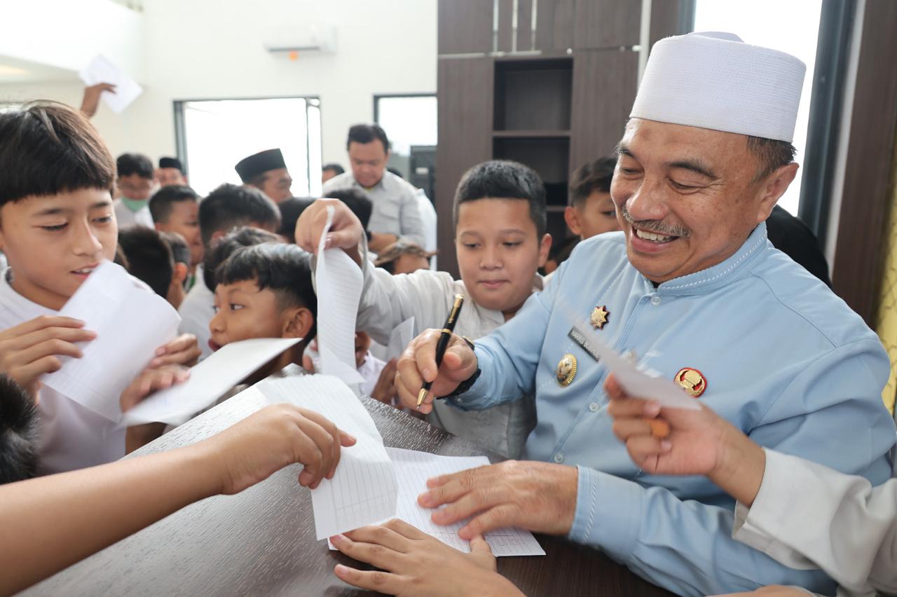 Siswa Antusias Minta Tandatangan Wawali Harris Bobihoe dan Titip Salam Buat Presiden Prabowo
