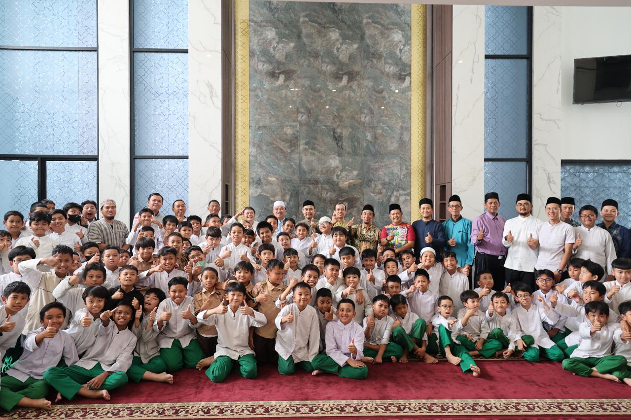 Siswa Antusias Minta Tandatangan Wawali Harris Bobihoe dan Titip Salam Buat Presiden Prabowo