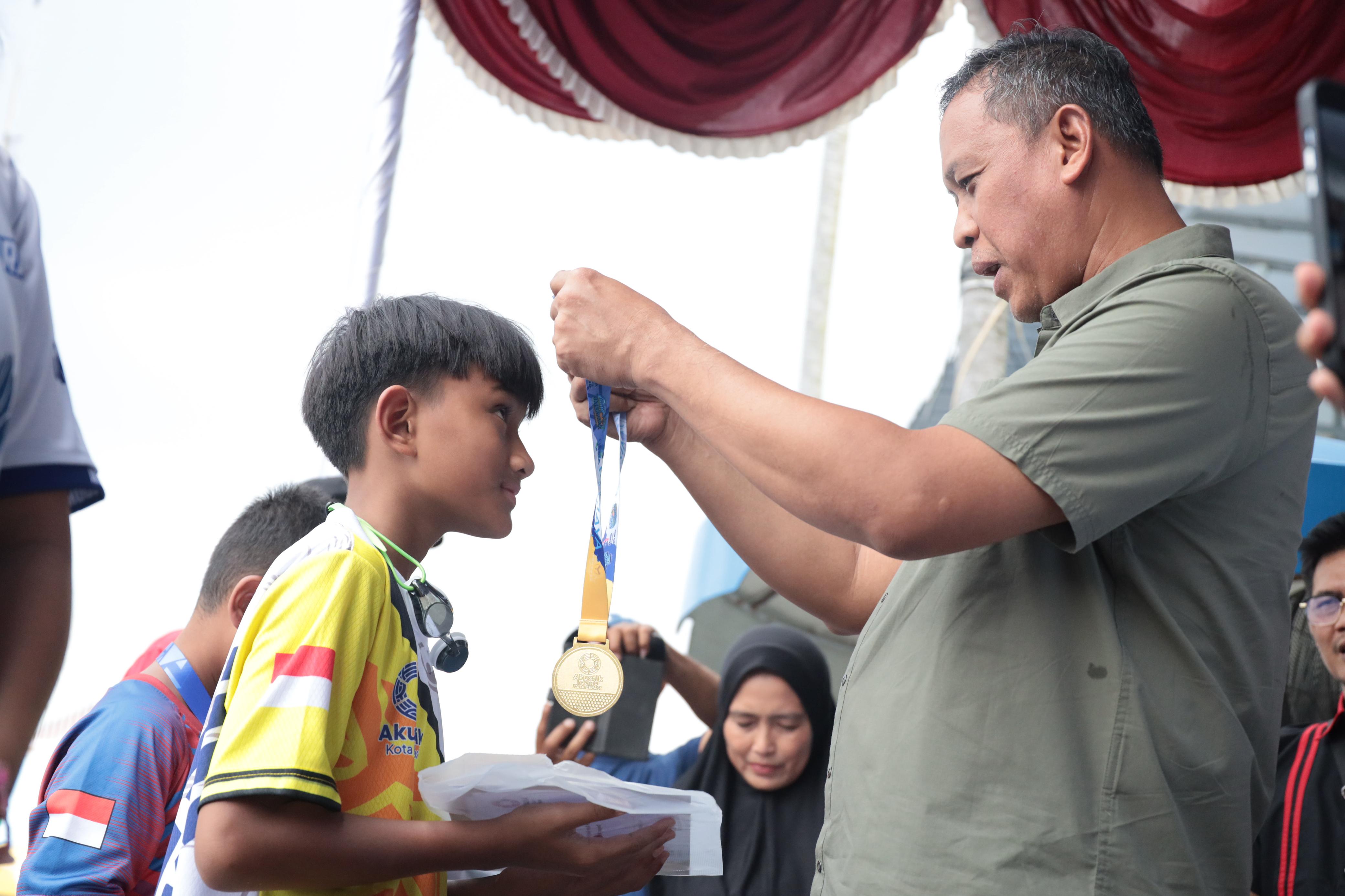Wali Kota Bekasi Tri Adhianto Resmi Membuka Lomba Akuatik Patriot Bekasi Series 2025