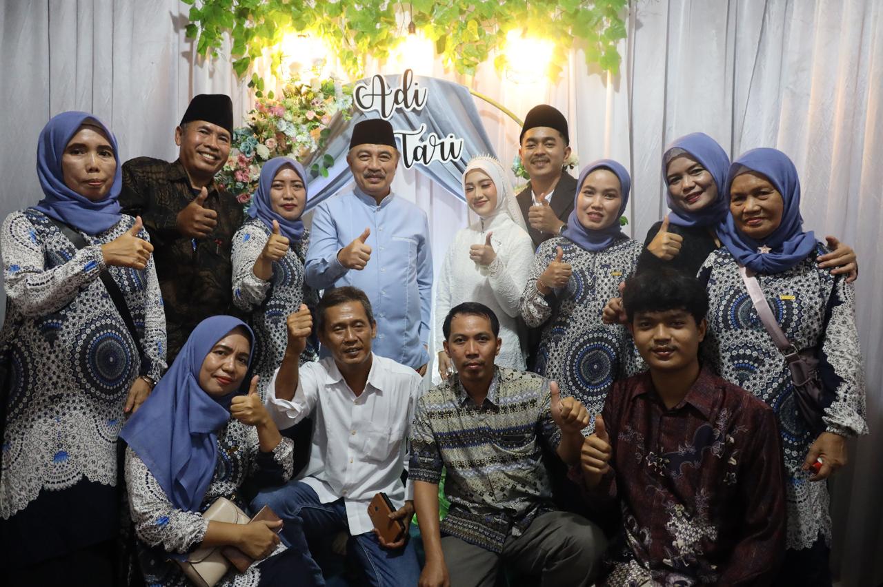 Senyum Bahagia Pasangan Pengantin Disaksikan Langsung Oleh Wawali Harris Bobihoe