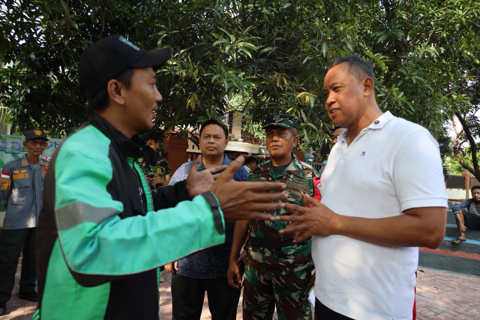 Distribusikan 11.551 Kartu Keluarga Sejahtera, Wali Kota Pastikan Perlindungan Pekerja Ojek Online