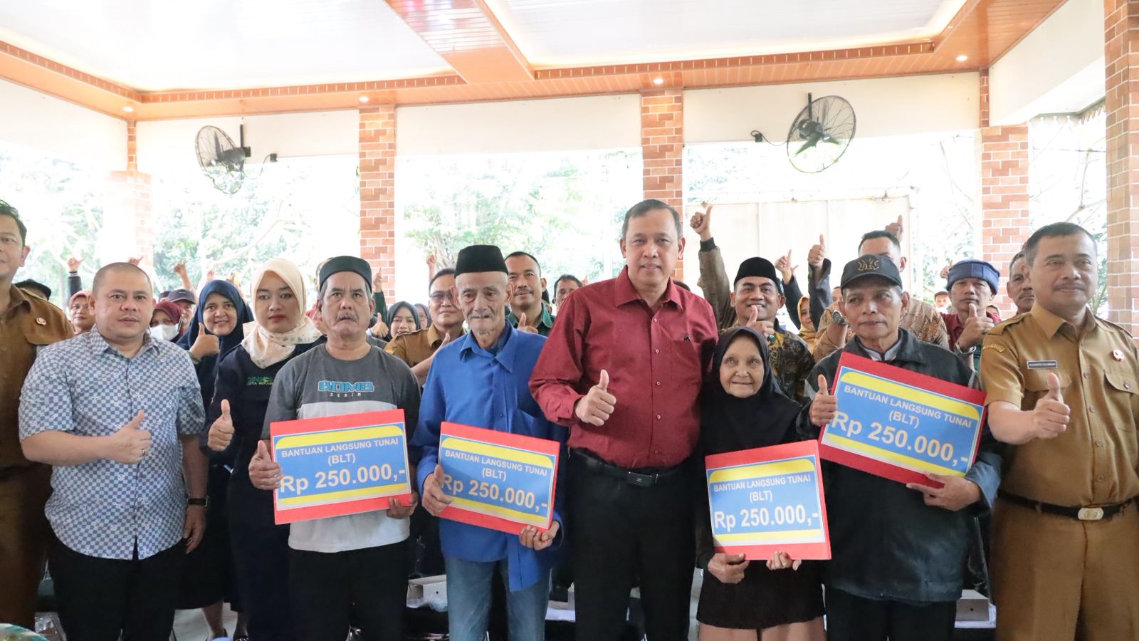 BLT dari Cukai Tembakau Dibagikan, Walikota Tri Langsung Salurkan ke Warga