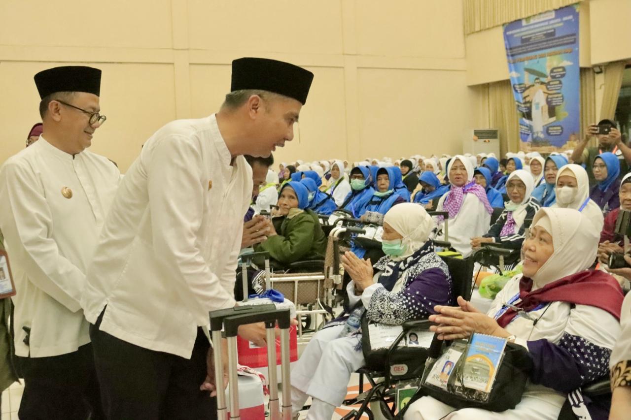 Kloter Pertama Jamaah Haji Asal Jawa Barat Diberangkatkan